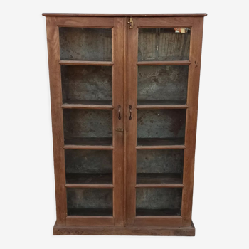 Armoire ancienne en bois avec portes vitrées et fond en métal