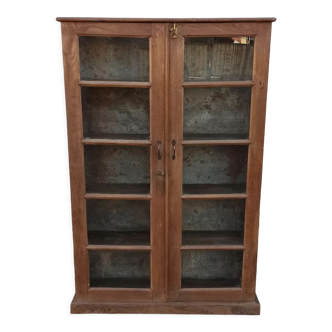 Armoire ancienne en bois avec portes vitrées et fond en métal
