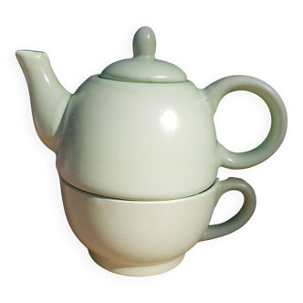 Selfish little teapot and cup