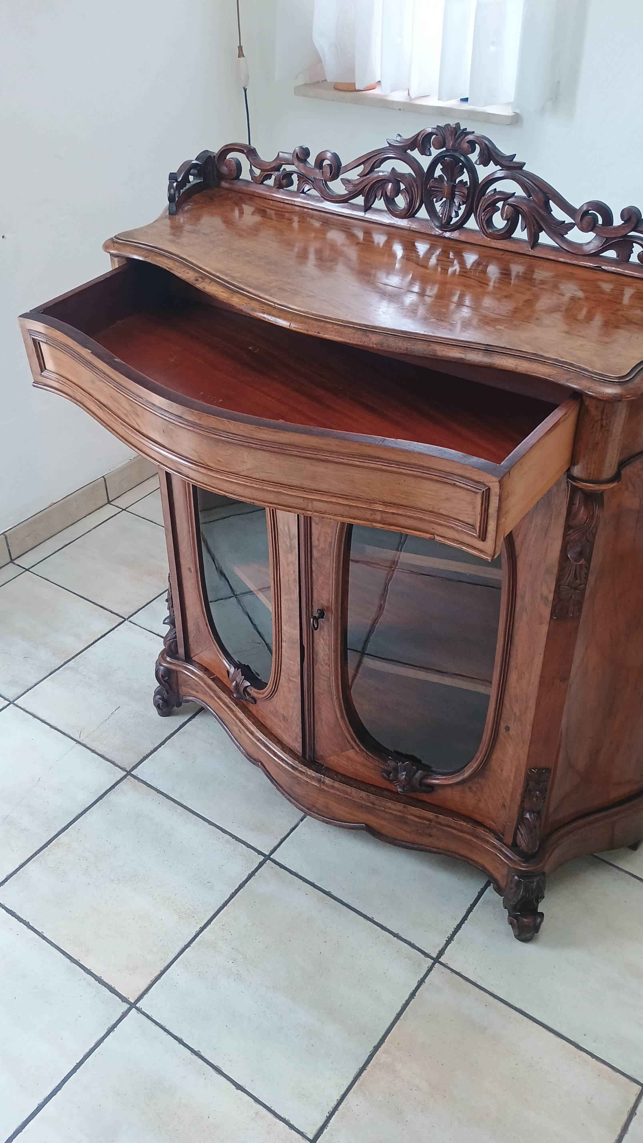 	Support furniture in walnut burl veneer, Napoleon III style or late 19th century.
