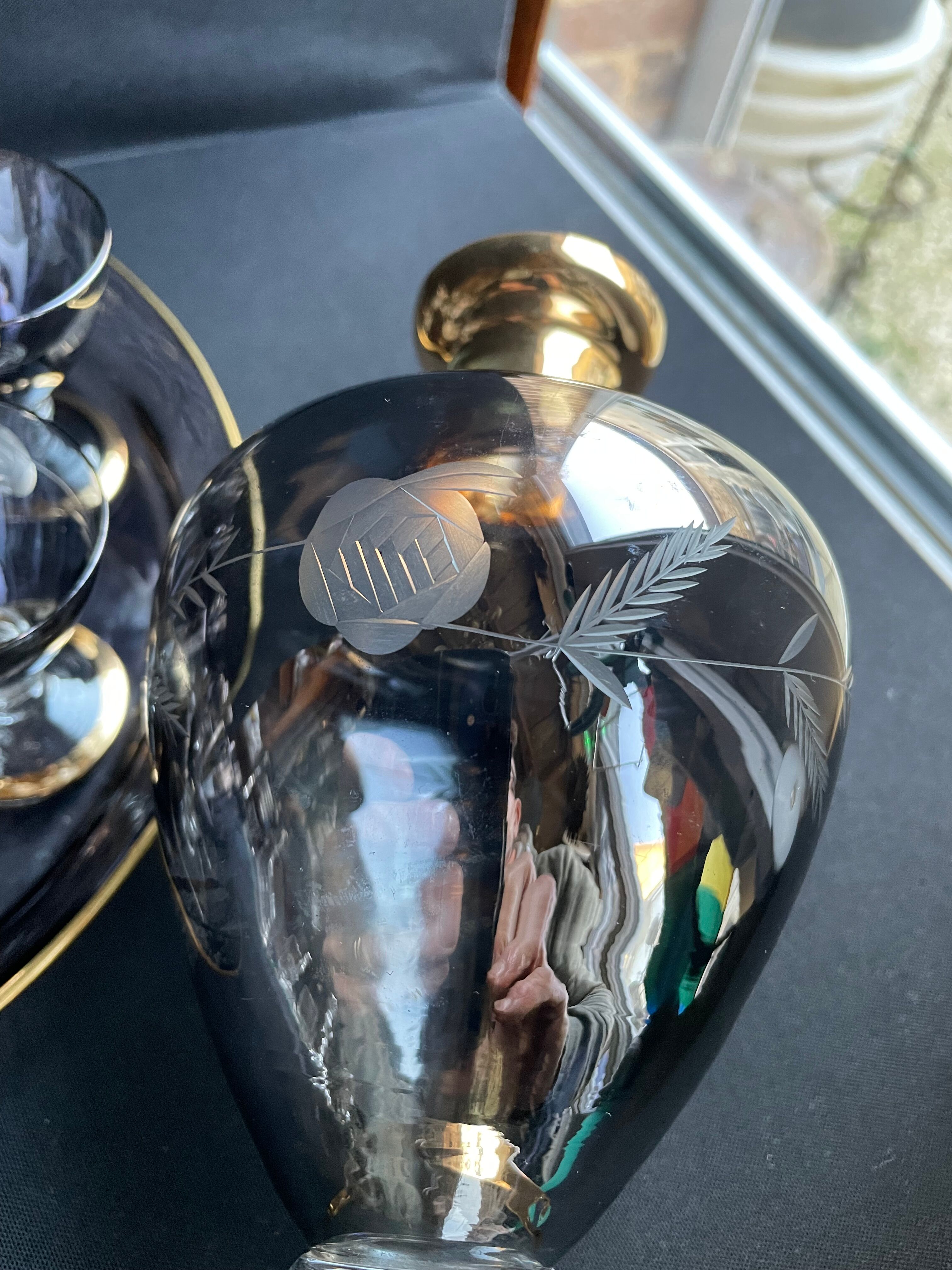 Complete shot service in silver-gray and engraved gold crystal