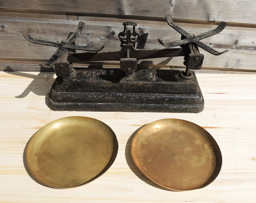 PETITE BALANCE ANCIENNE d'apothicaire type Roberval fonte laiton 1930