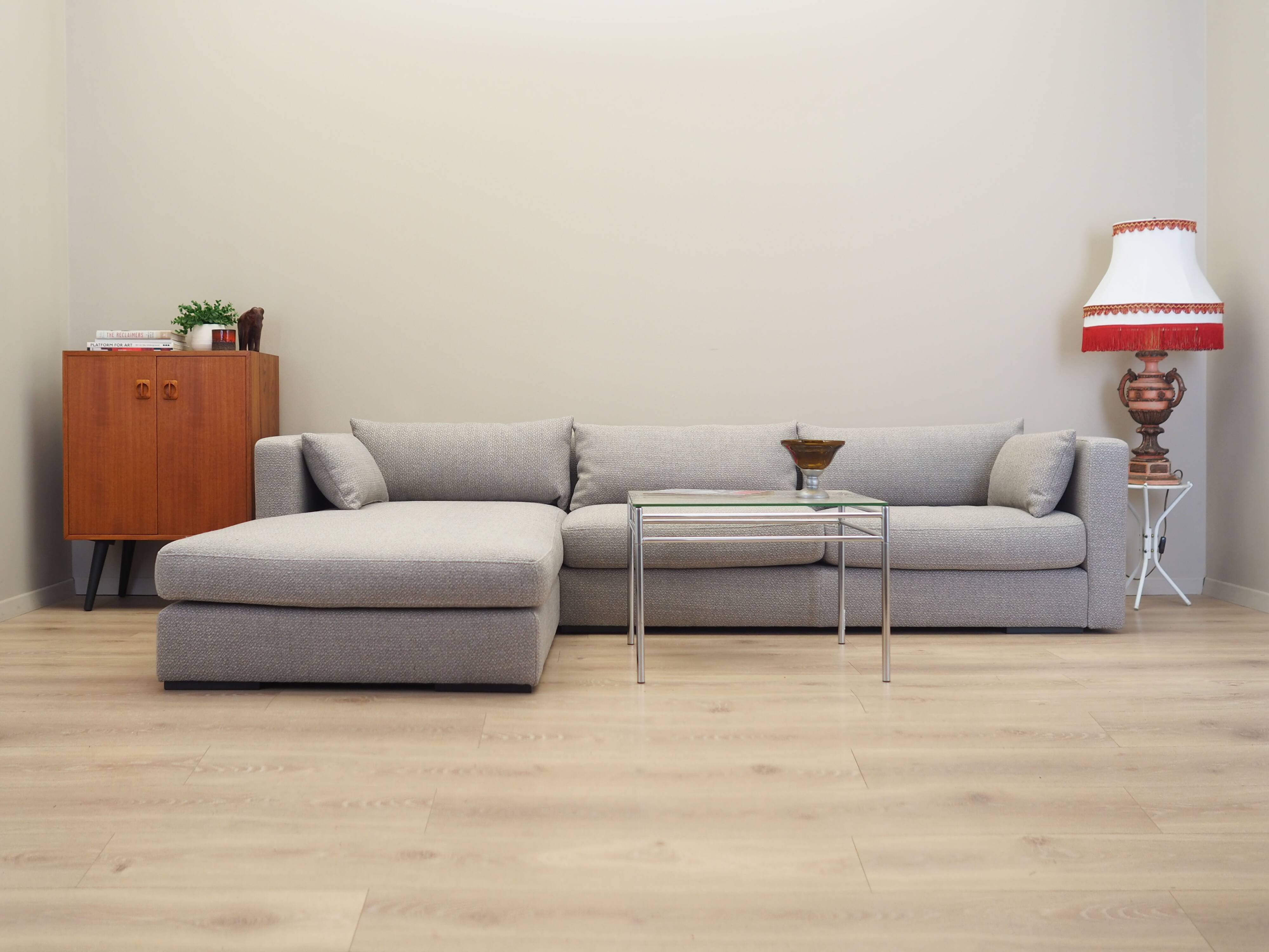 Canapé d'angle gris, design scandinave, années 2000