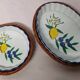 Lot de 2 petits plats décor provençal avec panier en osier vintage