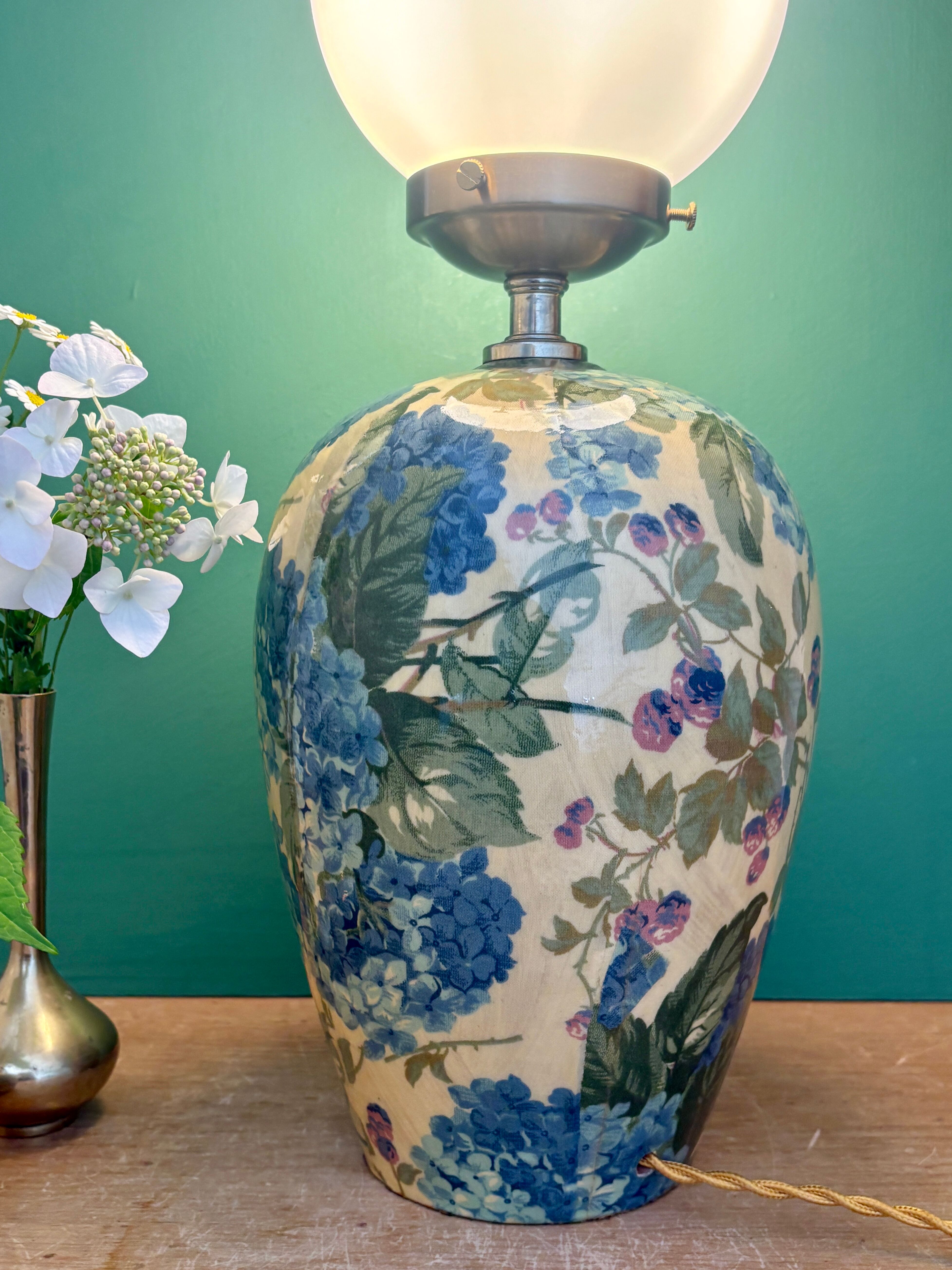Vintage table lamp with floral decorations and white opaline.