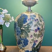 Lampe à poser  vintage décors de fleurs et opaline blanche
