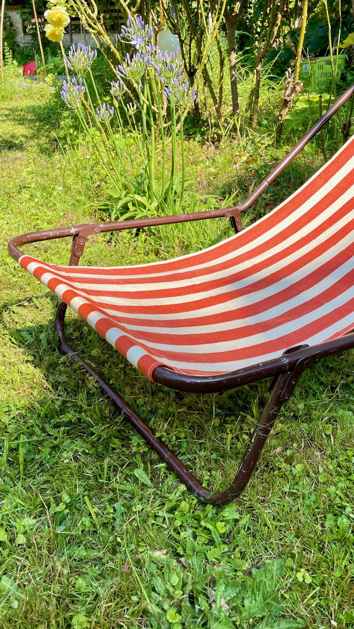 Vintage foldable nomadic deckchair