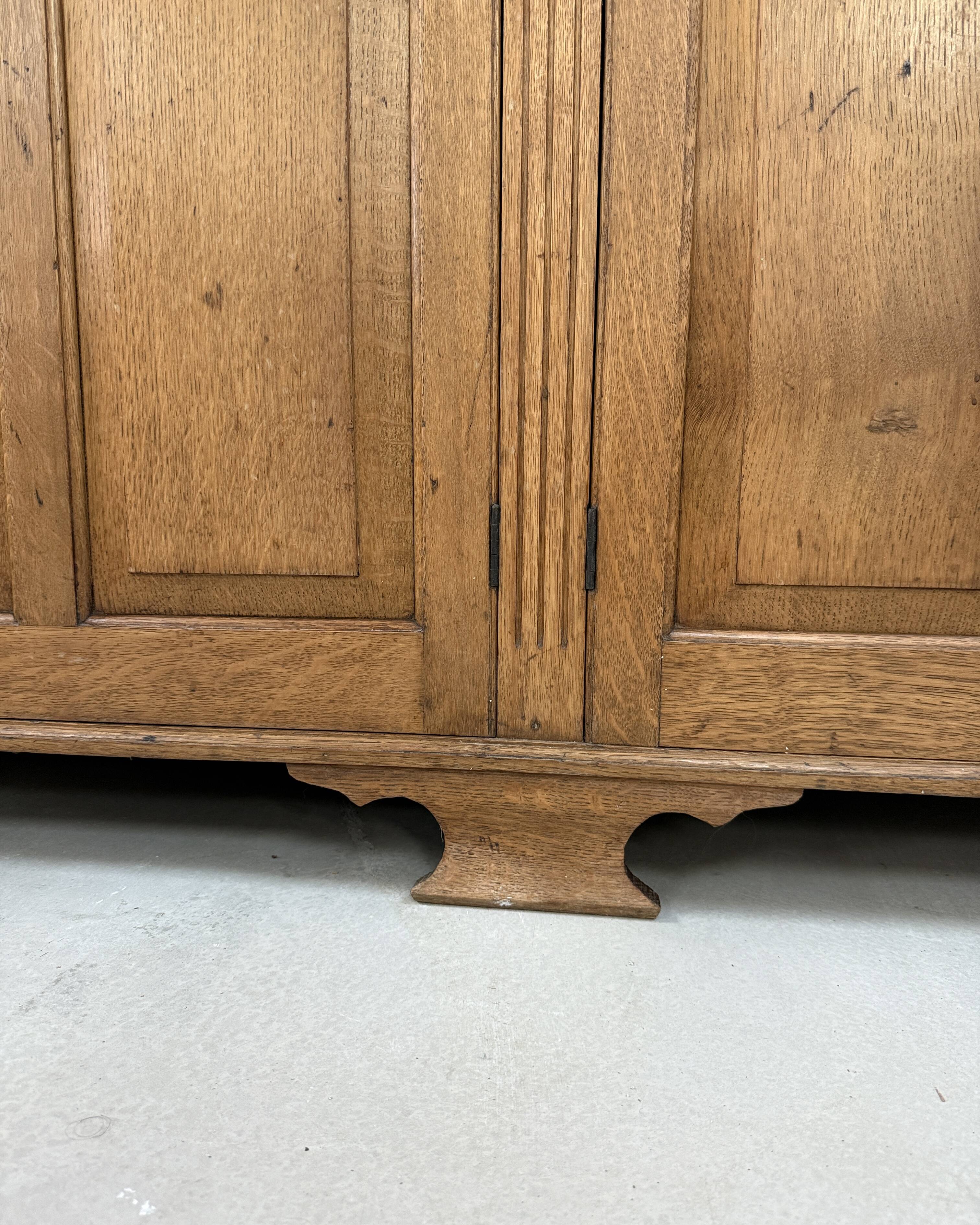 Large two-part display case (renovated)