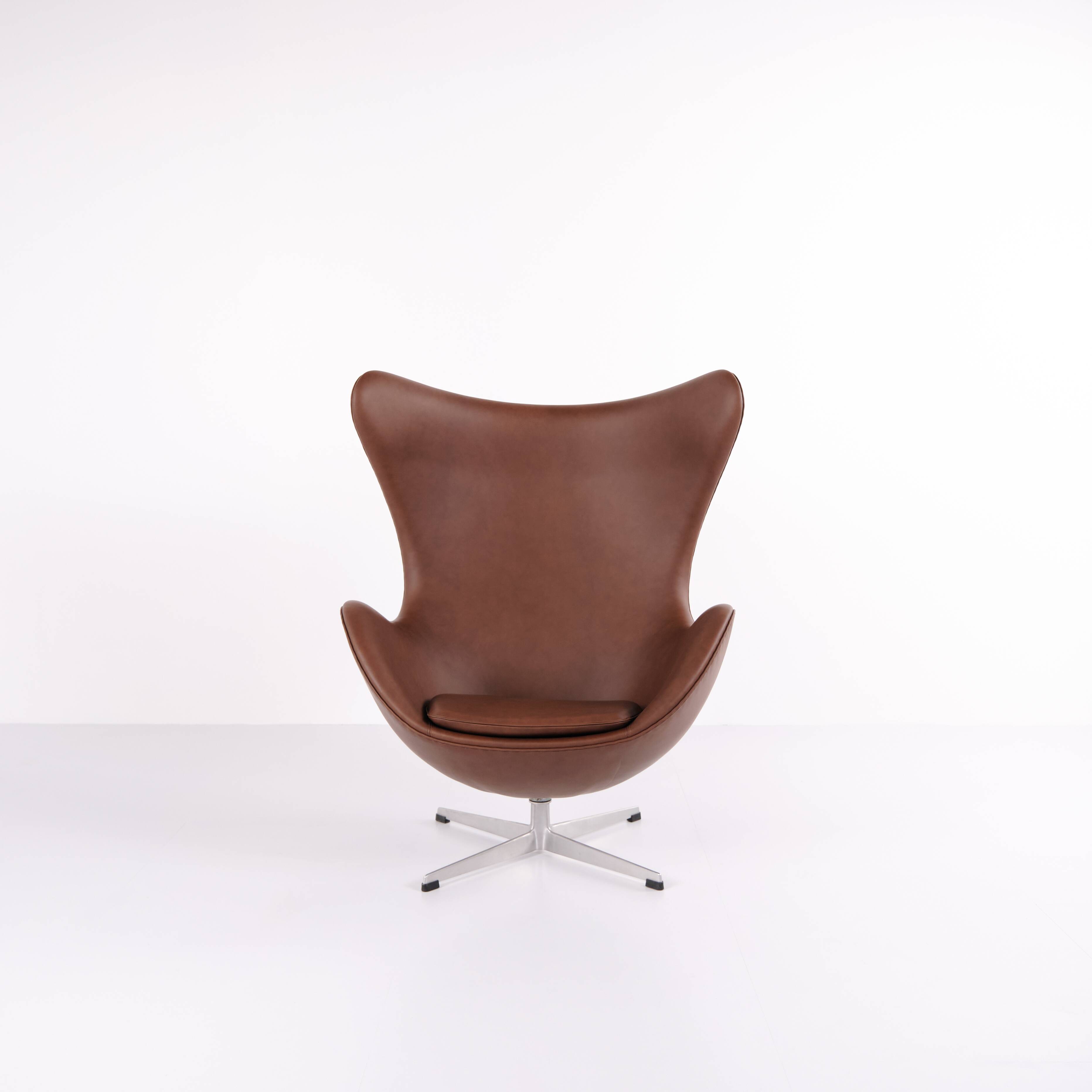 The Egg - Model 3316 - Brown leather - Arne Jacobsen - Fritz Hansen