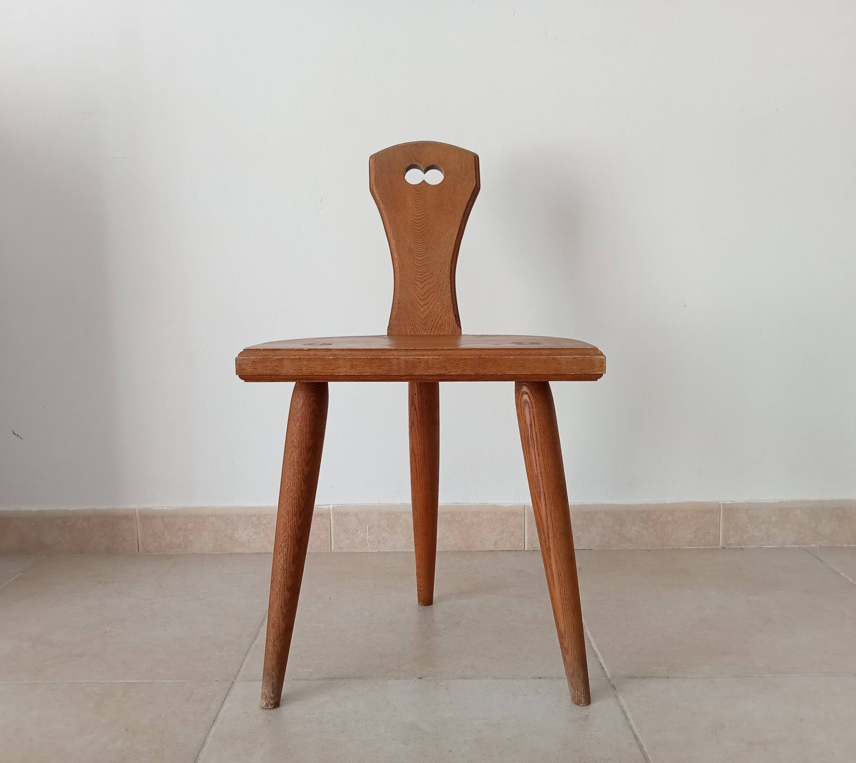 Low brutalist tripod chair in solid oak from the 1960s.