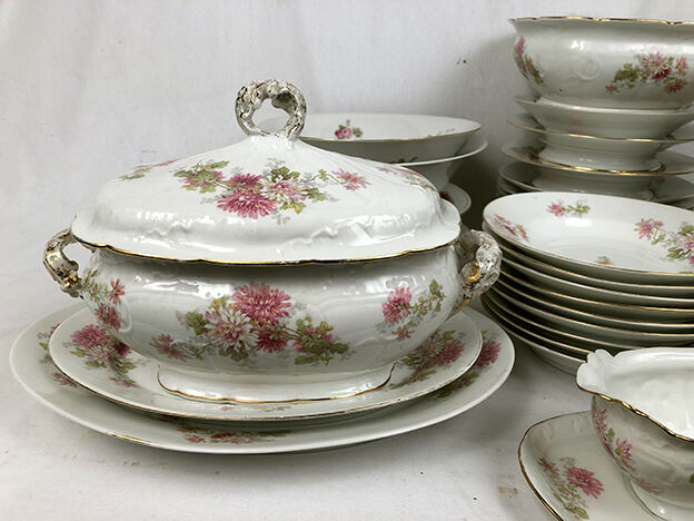 Limoges porcelain service decorated with flowers, mid XXth 57 pieces