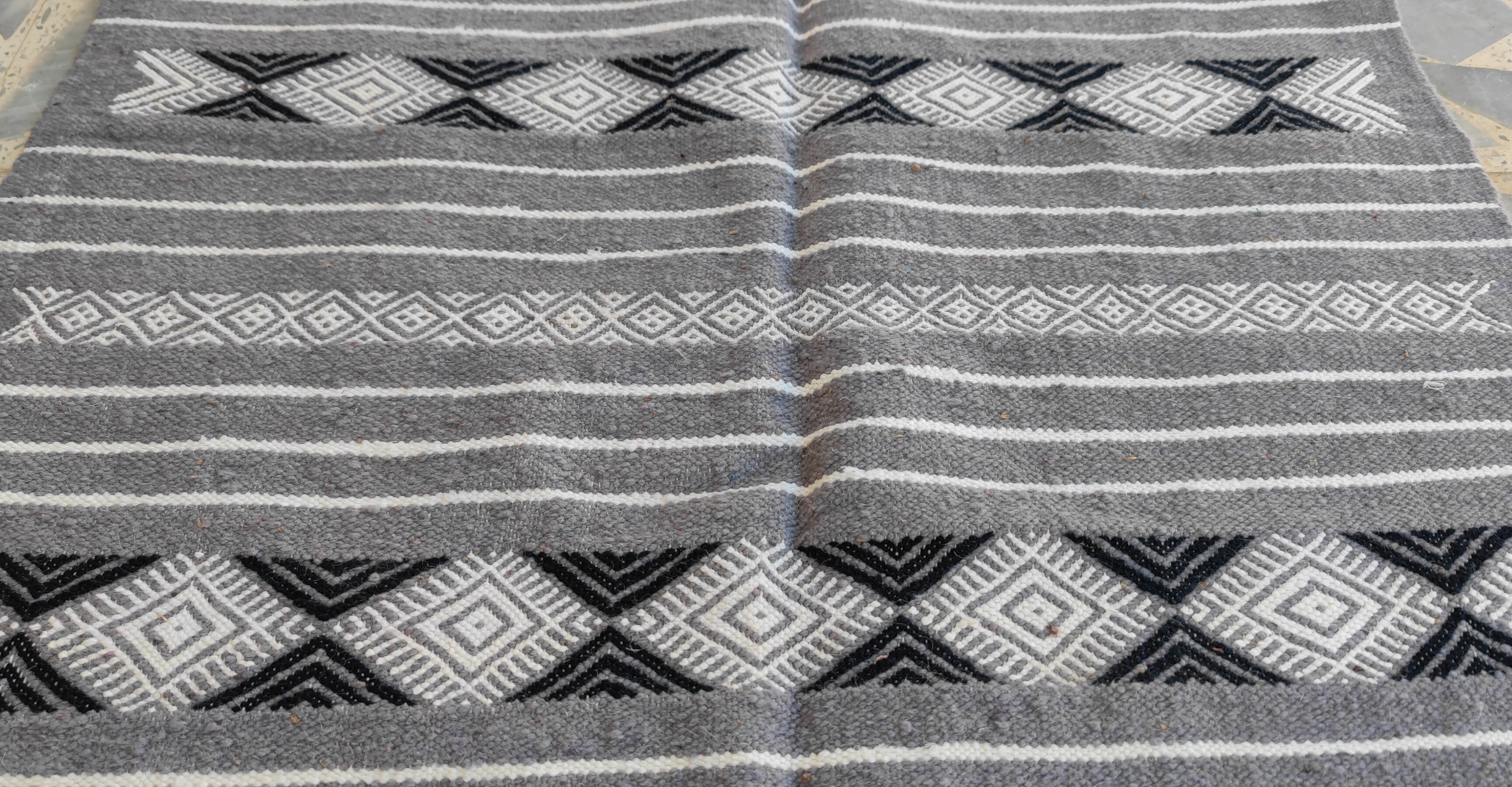 Hand-woven kilim rug in natural wool, 145x90 cm