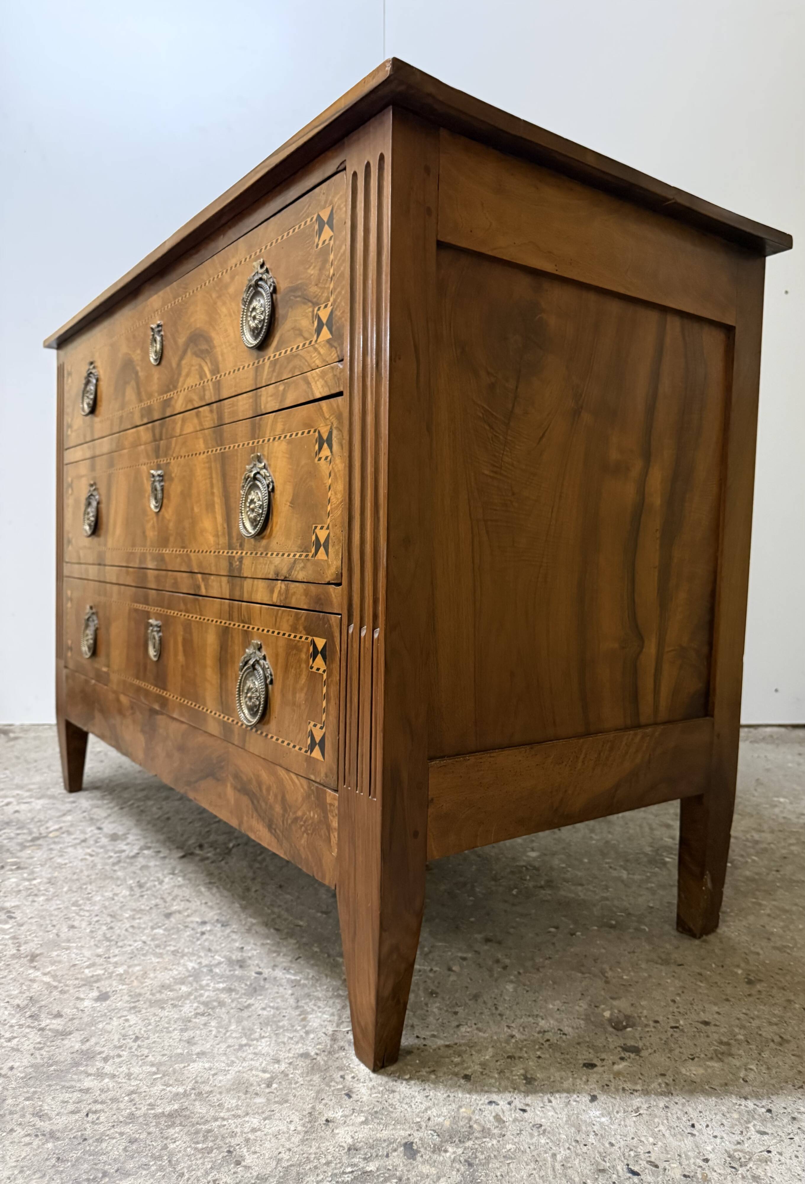 Commode en noyer de style Louis XVI