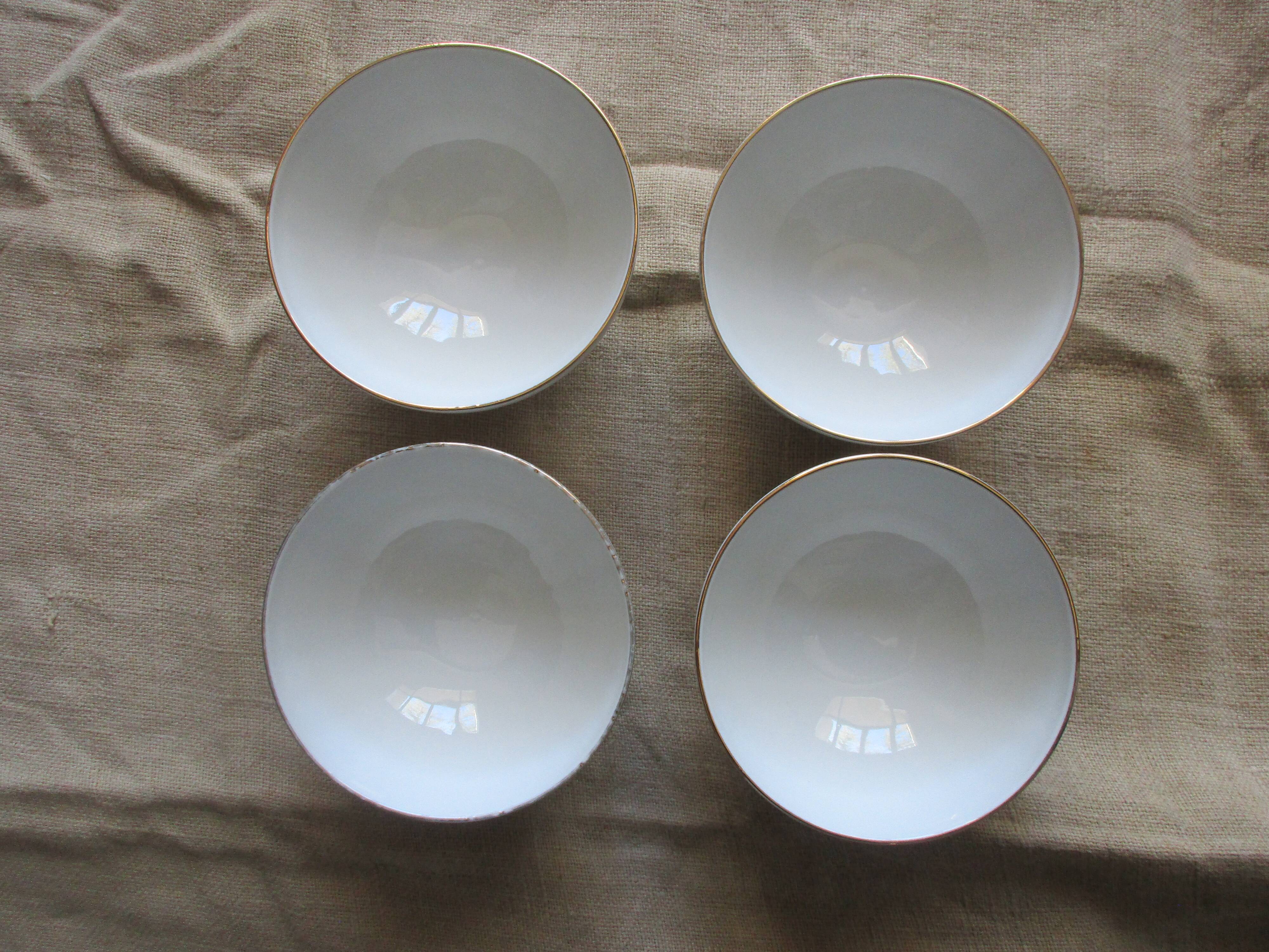 Lot of 4 bowls with porcelain flowers