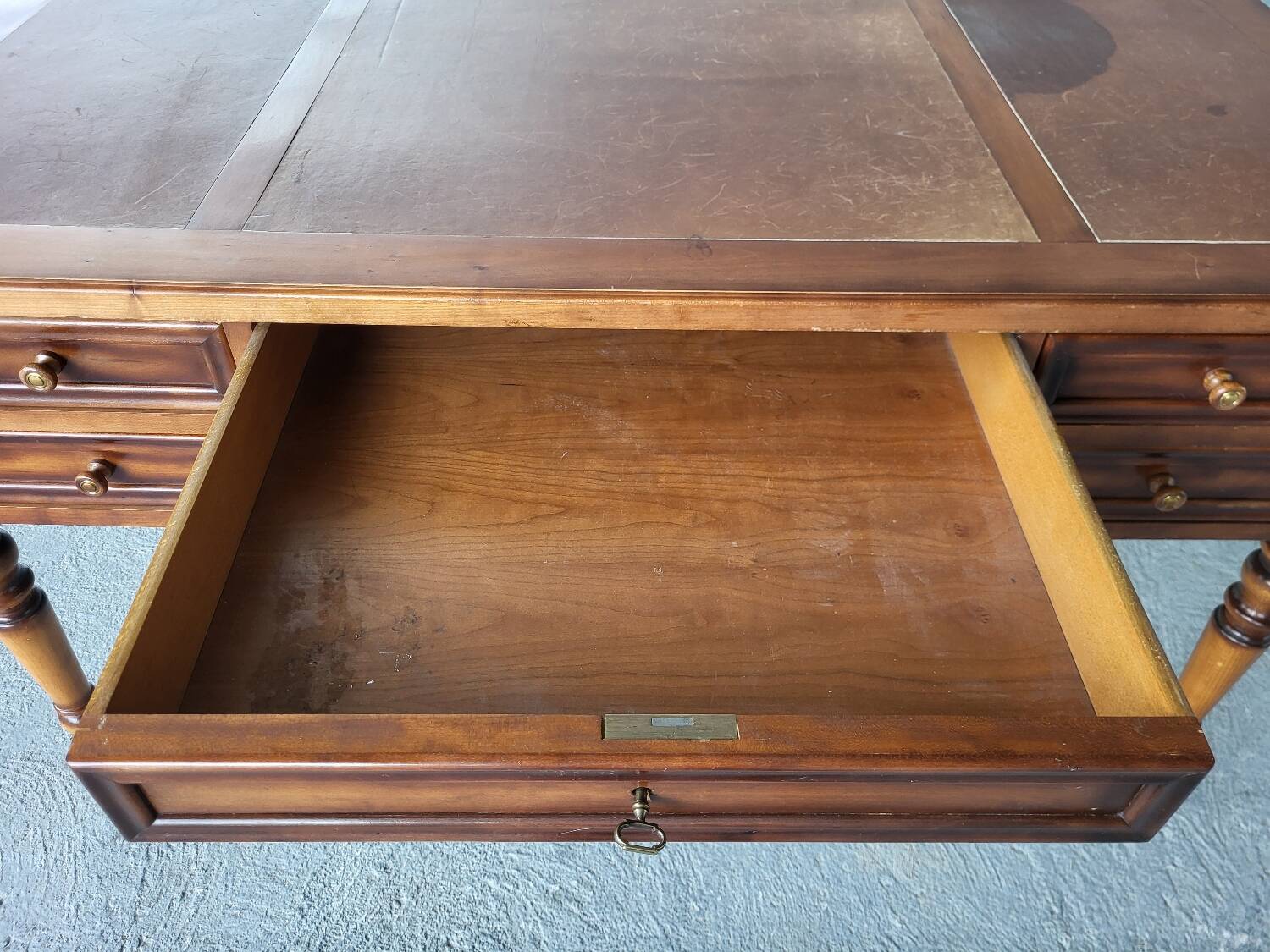 Louis Philippe style center-middle minister's desk in wood and leather