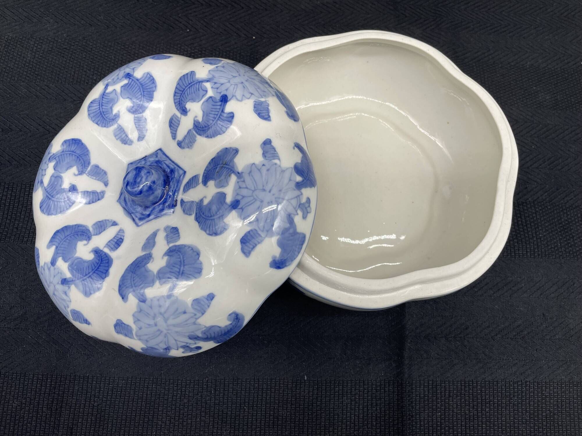 Chinese covered pot, box, jewelry box, pumpkin, white porcelain, China blue plant decor