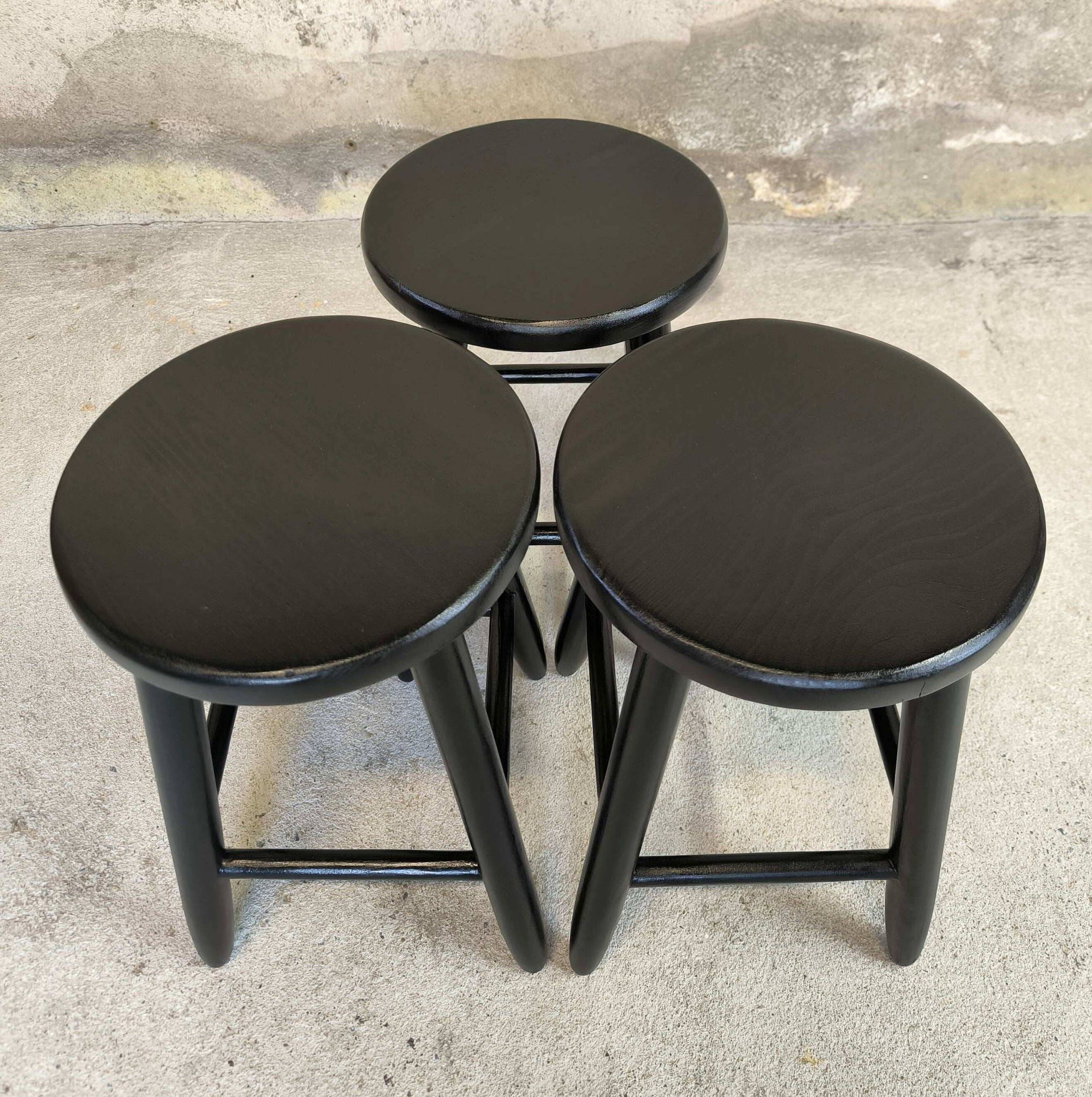 Ensemble de trois tabouret vintage en bois laqué noir.