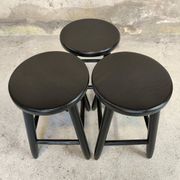 Ensemble de trois tabouret vintage en bois laqué noir.