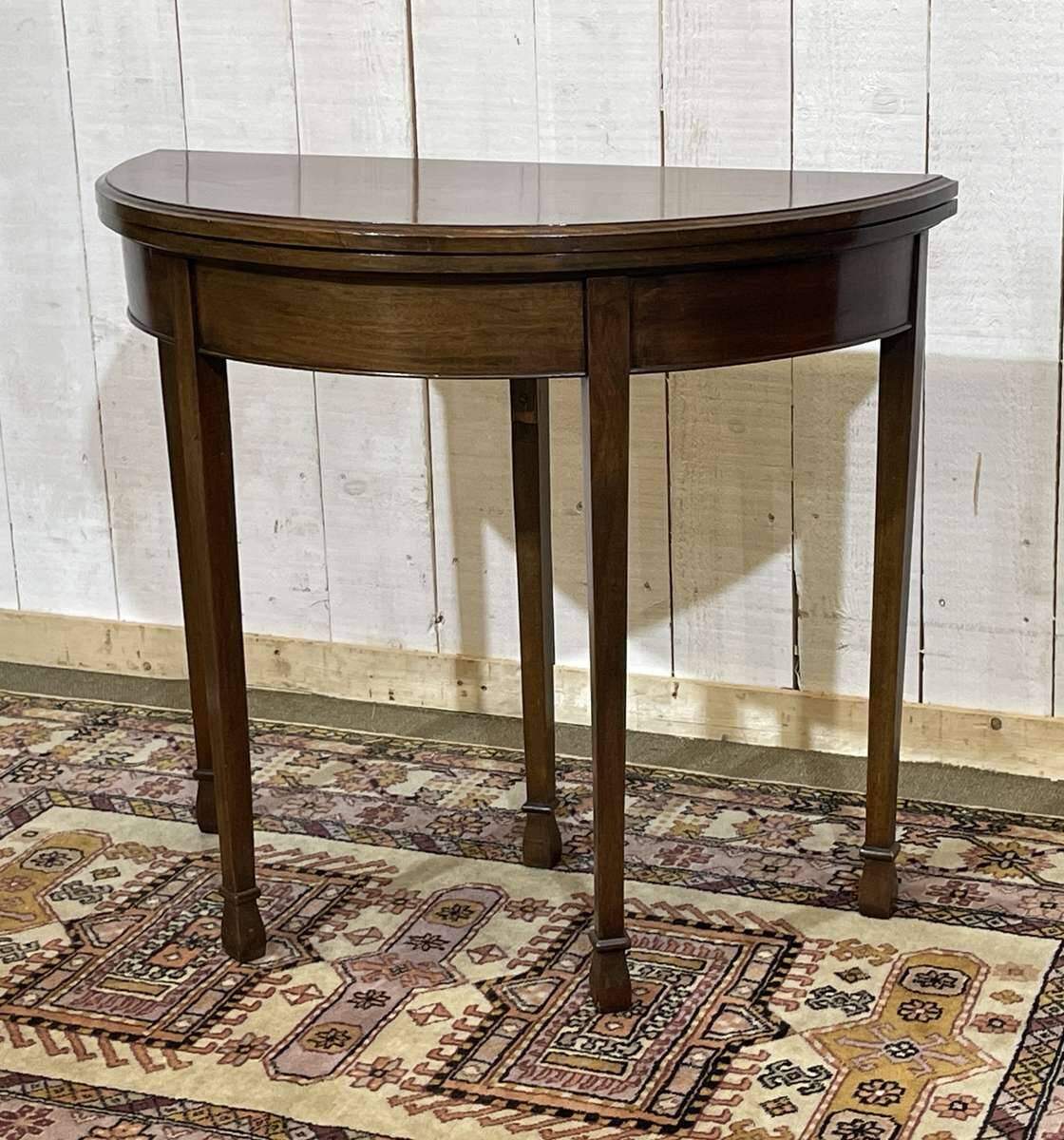 English game table in mahogany from the early 20th century.