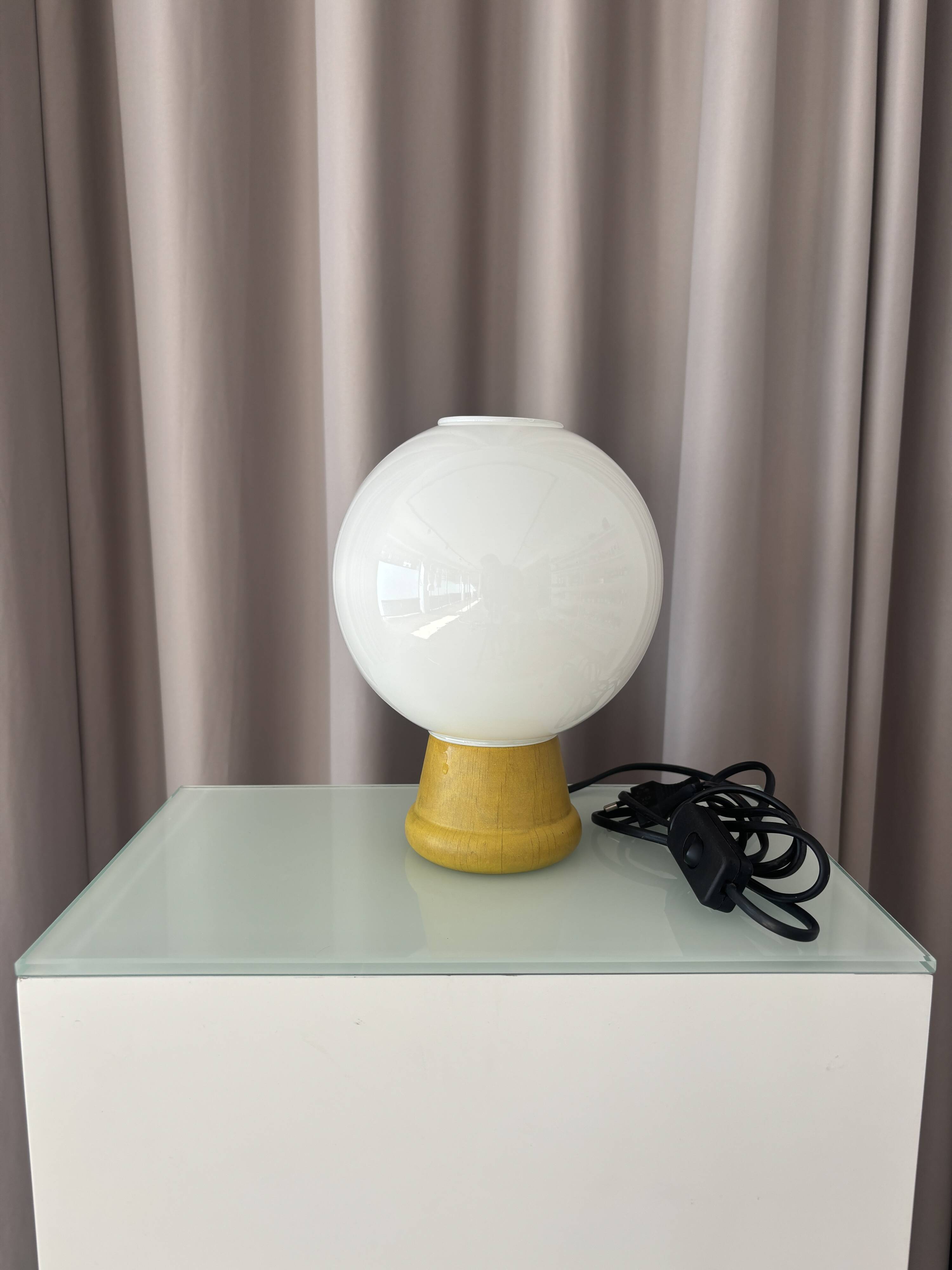 Lampe de table en verre opalin vintage avec base en bois