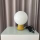 Lampe de table en verre opalin vintage avec base en bois