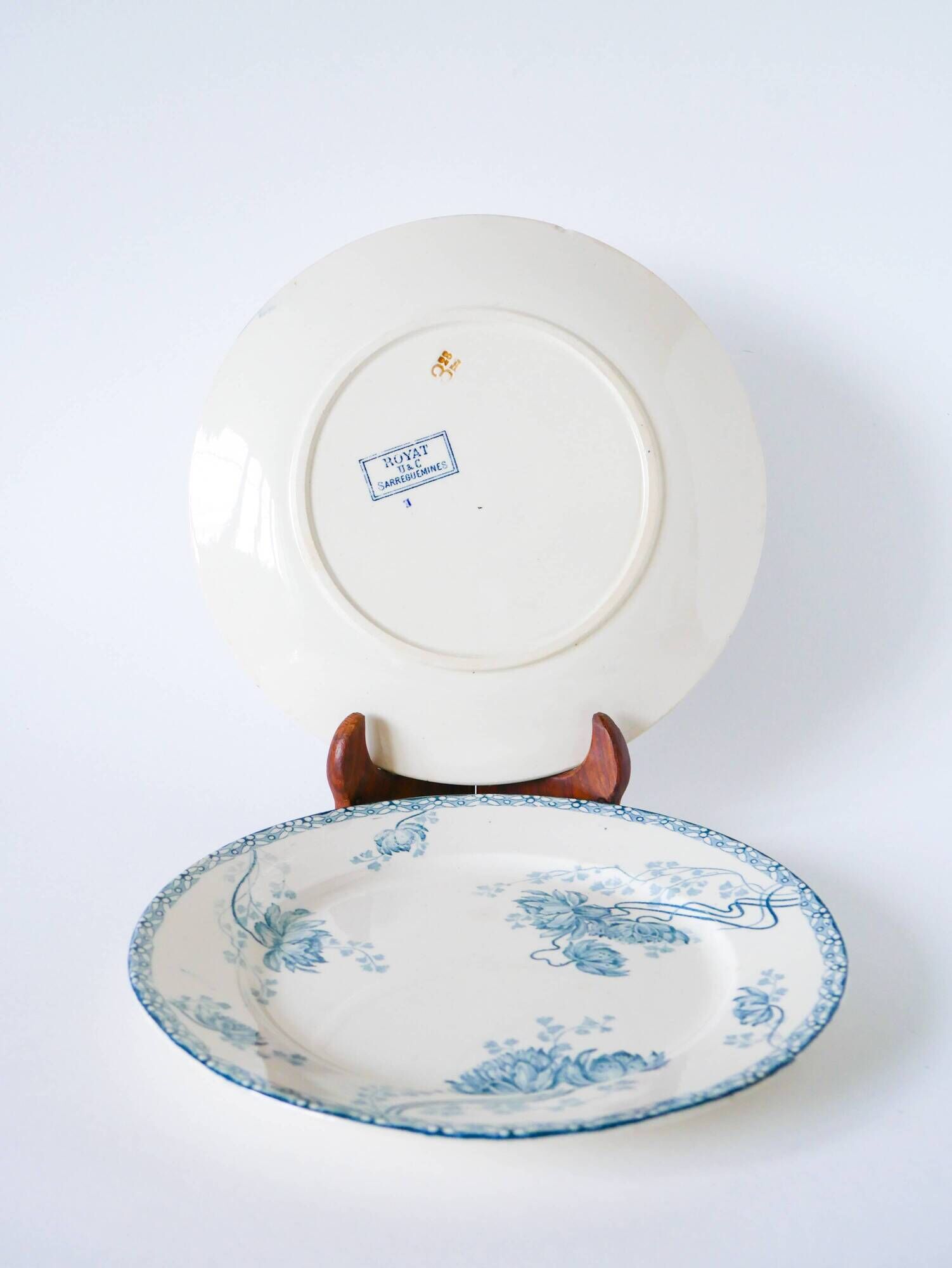 Pair of Sarreguemines ironstone dinner plates, Royat pattern, 19th century