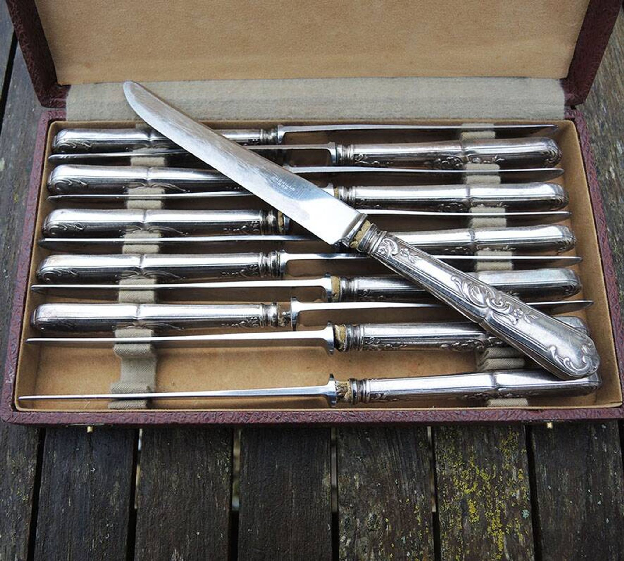 12 anciens couteaux de table Orbrille en inox