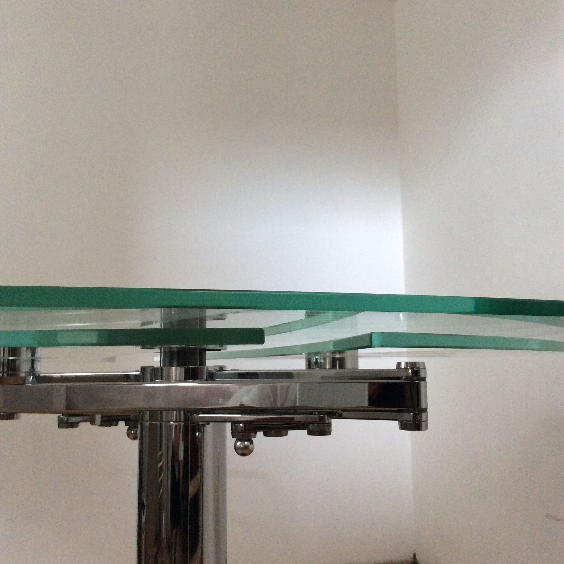 Groove extendable design dining table in tempered glass and chromed steel