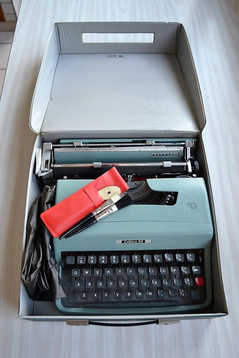 Typewriter portable olivetti lettera 32