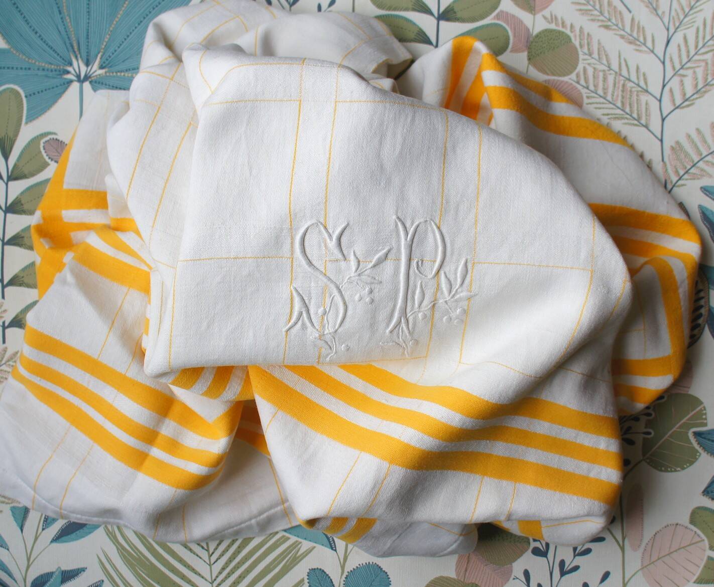 Checked & monogram half-linen tablecloth