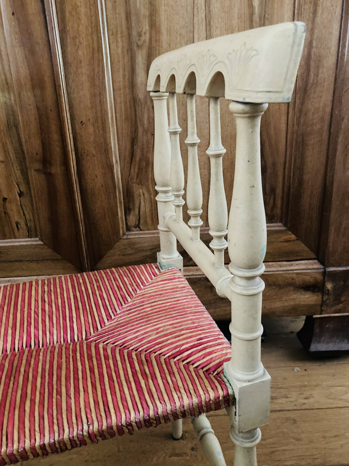 Banquette époque fin XIXe assise en paille colorée structure rechampie
