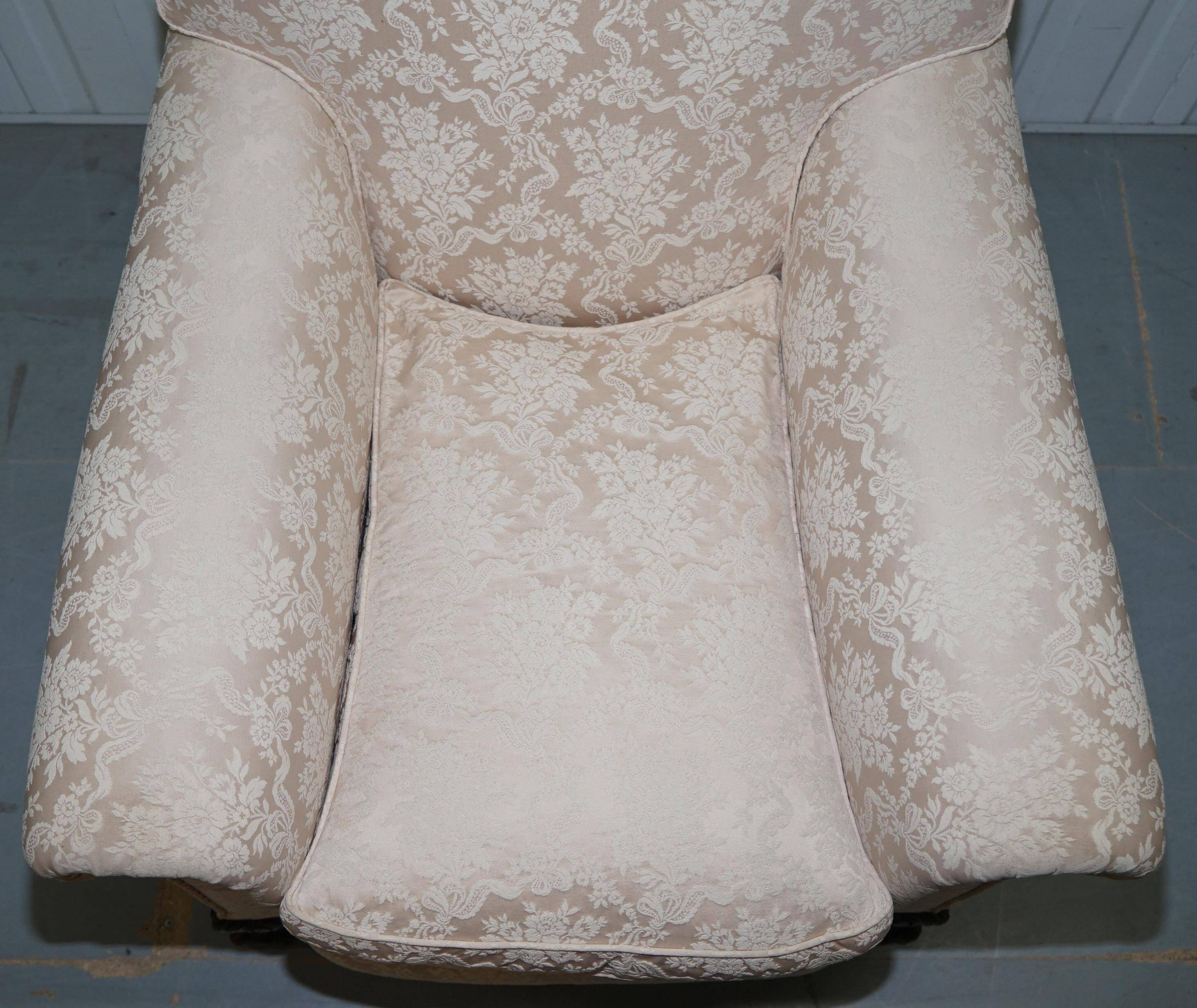Victorian suite in damask, walnut frame, legs carved in lion's paw.