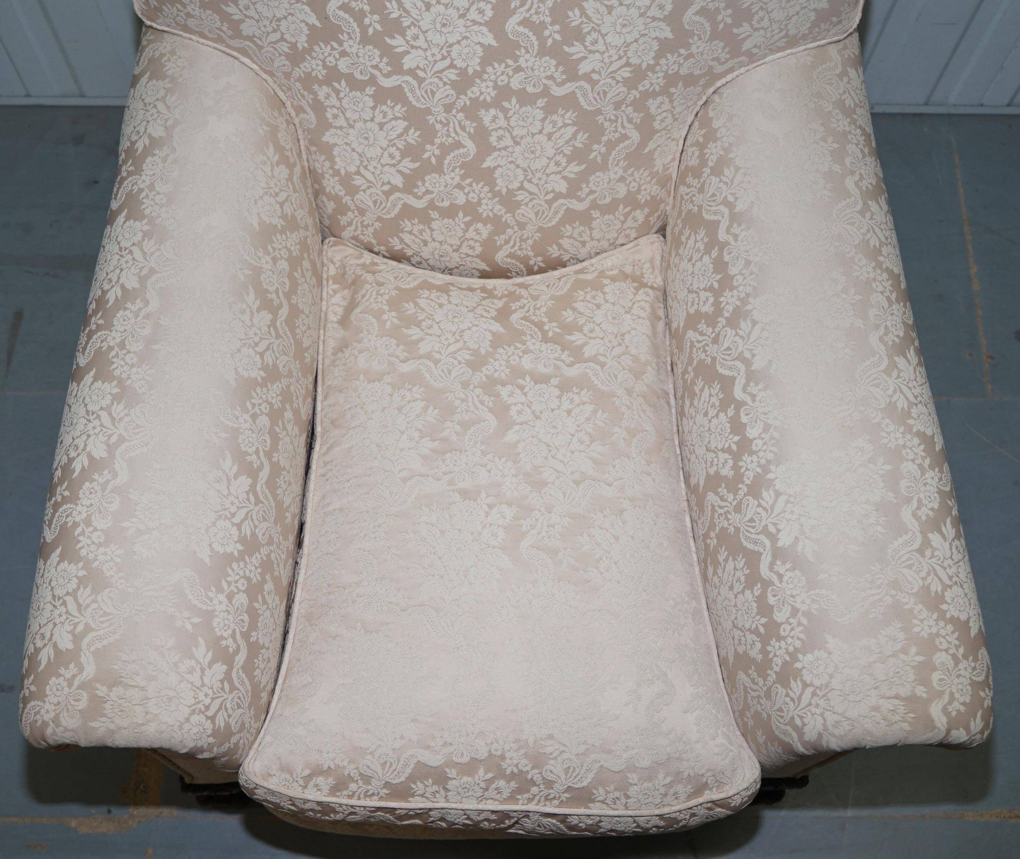 Victorian suite in damask, walnut frame, legs carved in lion's paw.