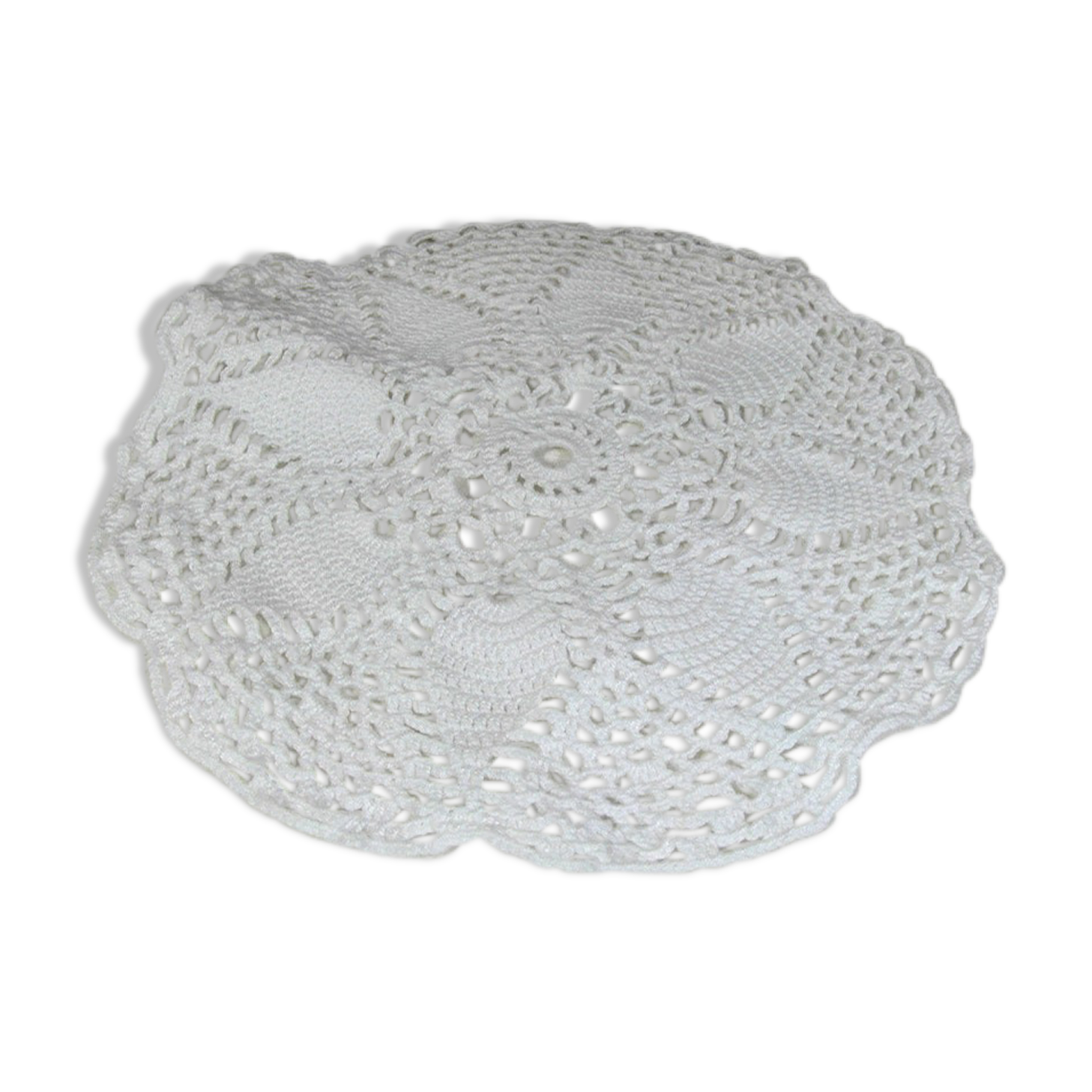 Round placemat in crocheted cotton lace