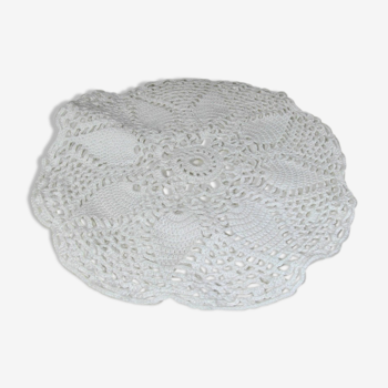 Round placemat in crocheted cotton lace