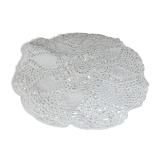 Round placemat in crocheted cotton lace