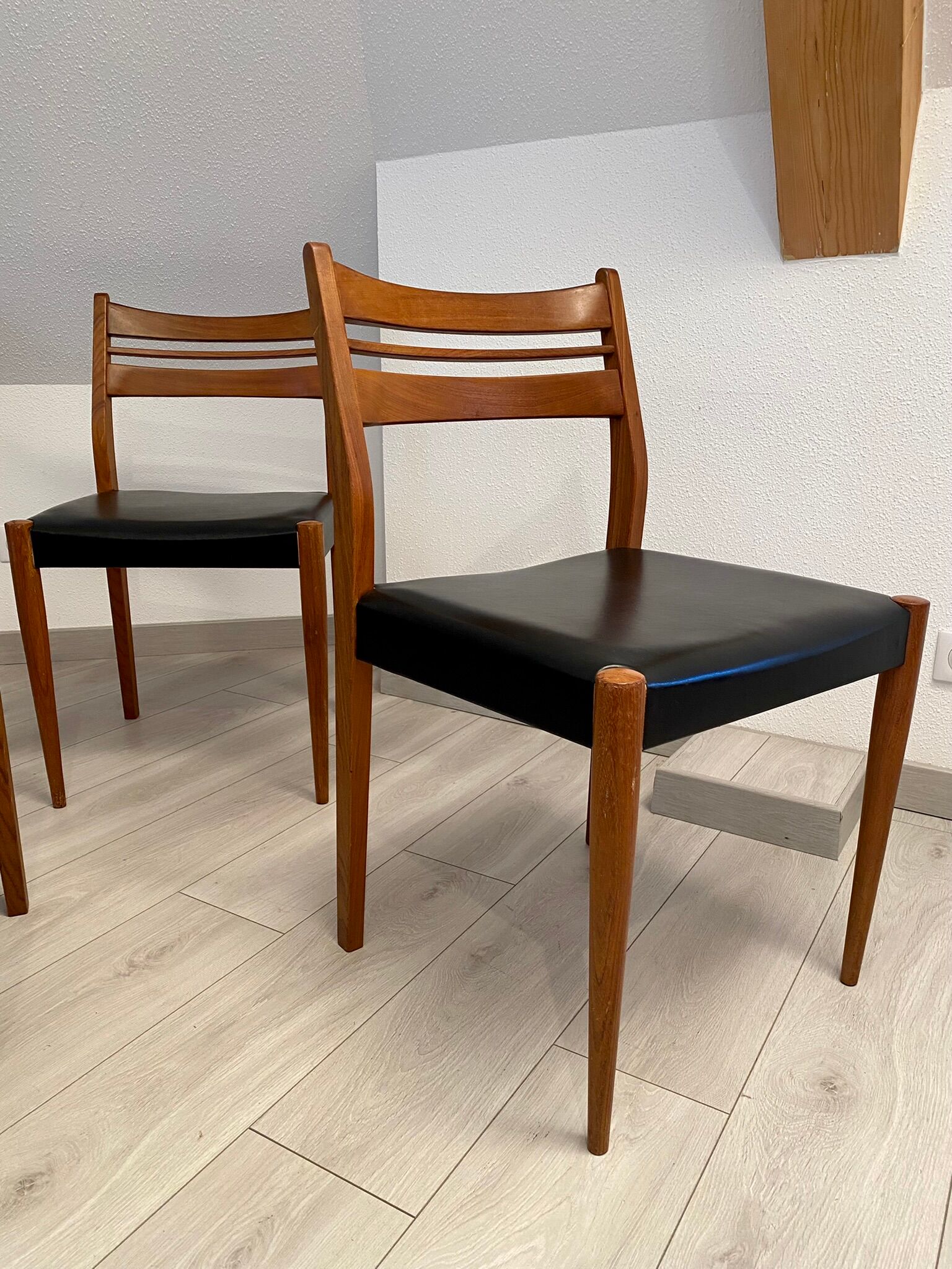Lot 6 Scandinavian chairs year 60/70 beech and imitation leather