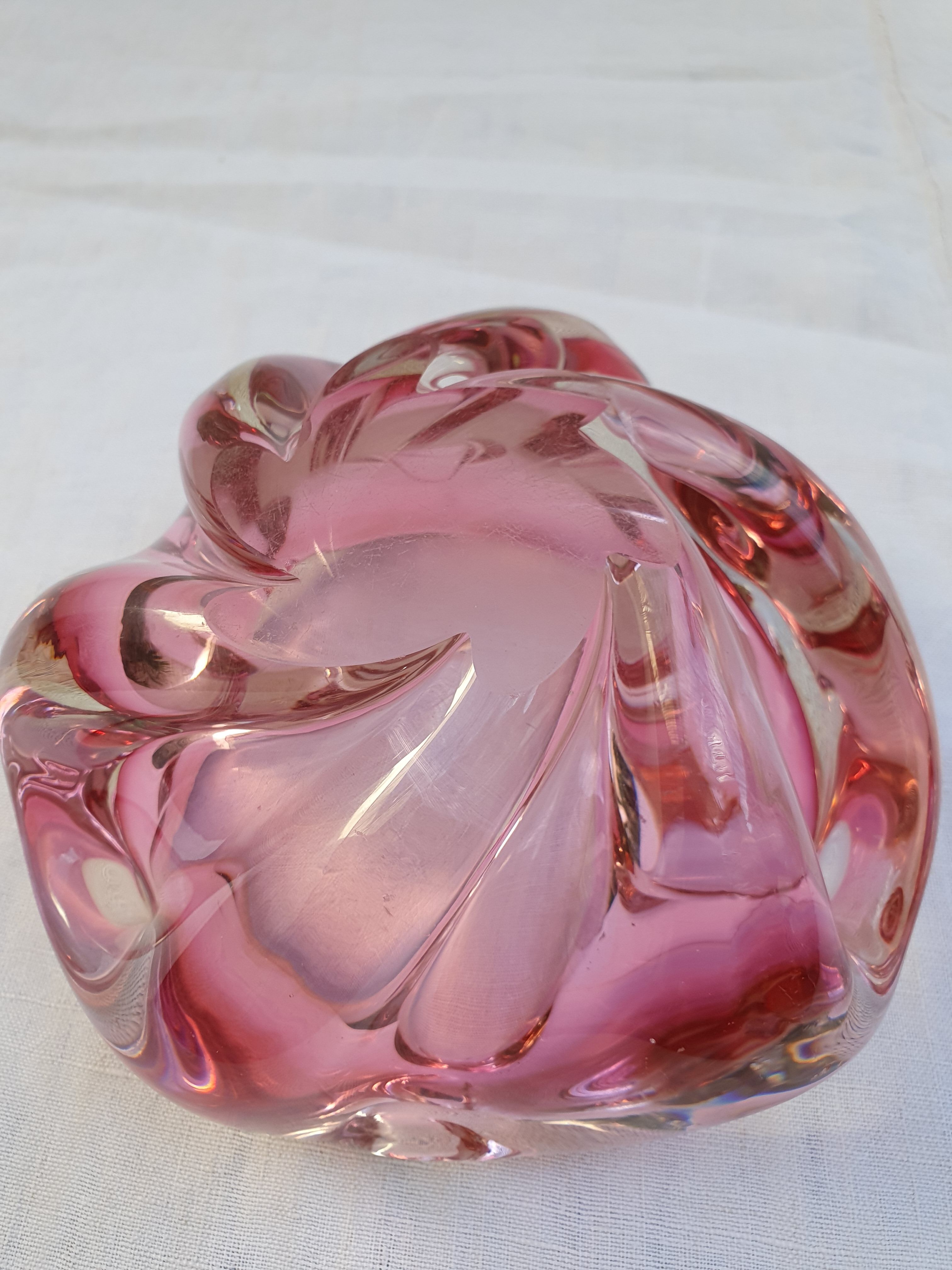 Empty-pocket ashtray