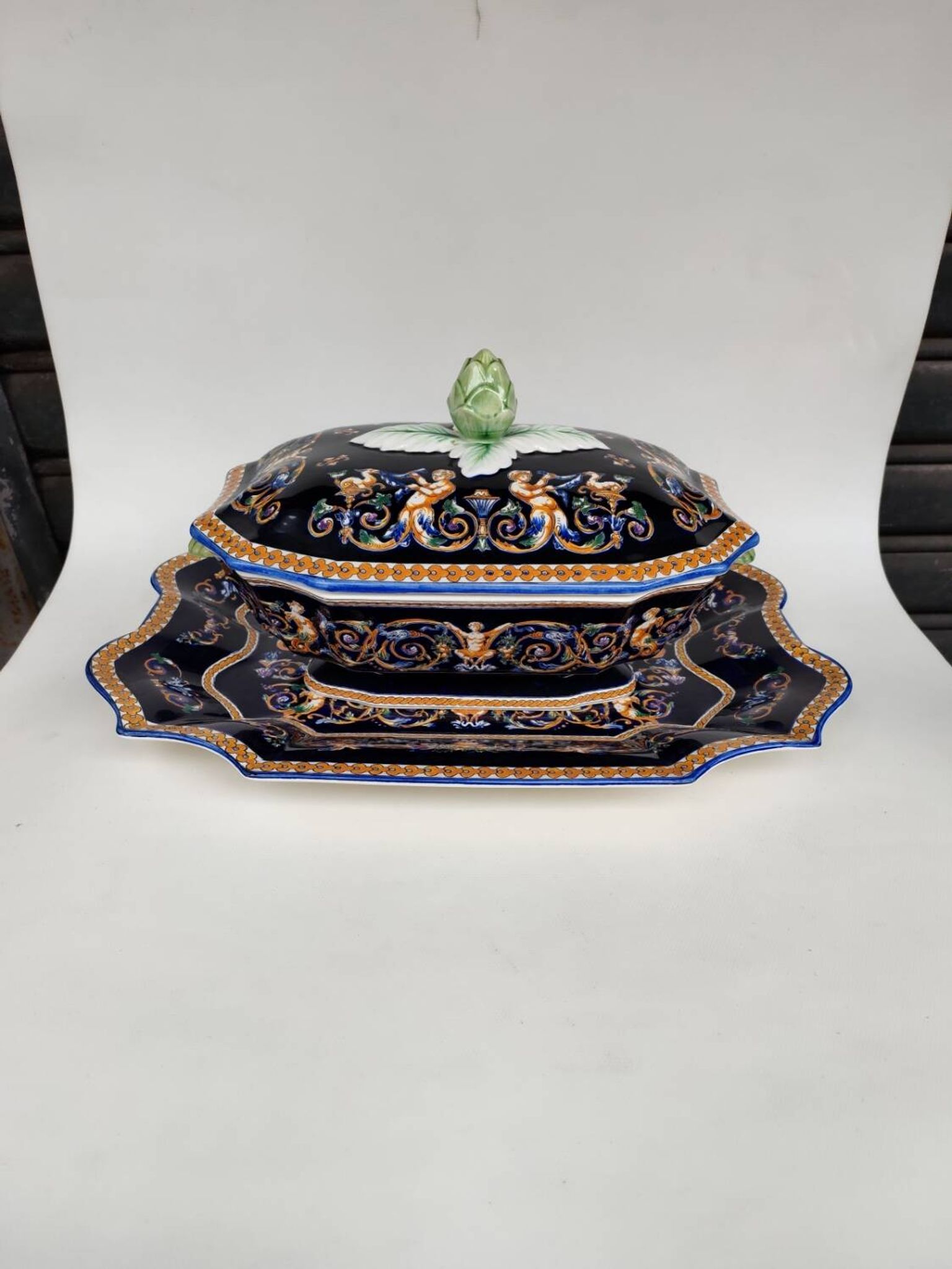 Very large soup tureen and its plate in Gien earthenware. 20th century.