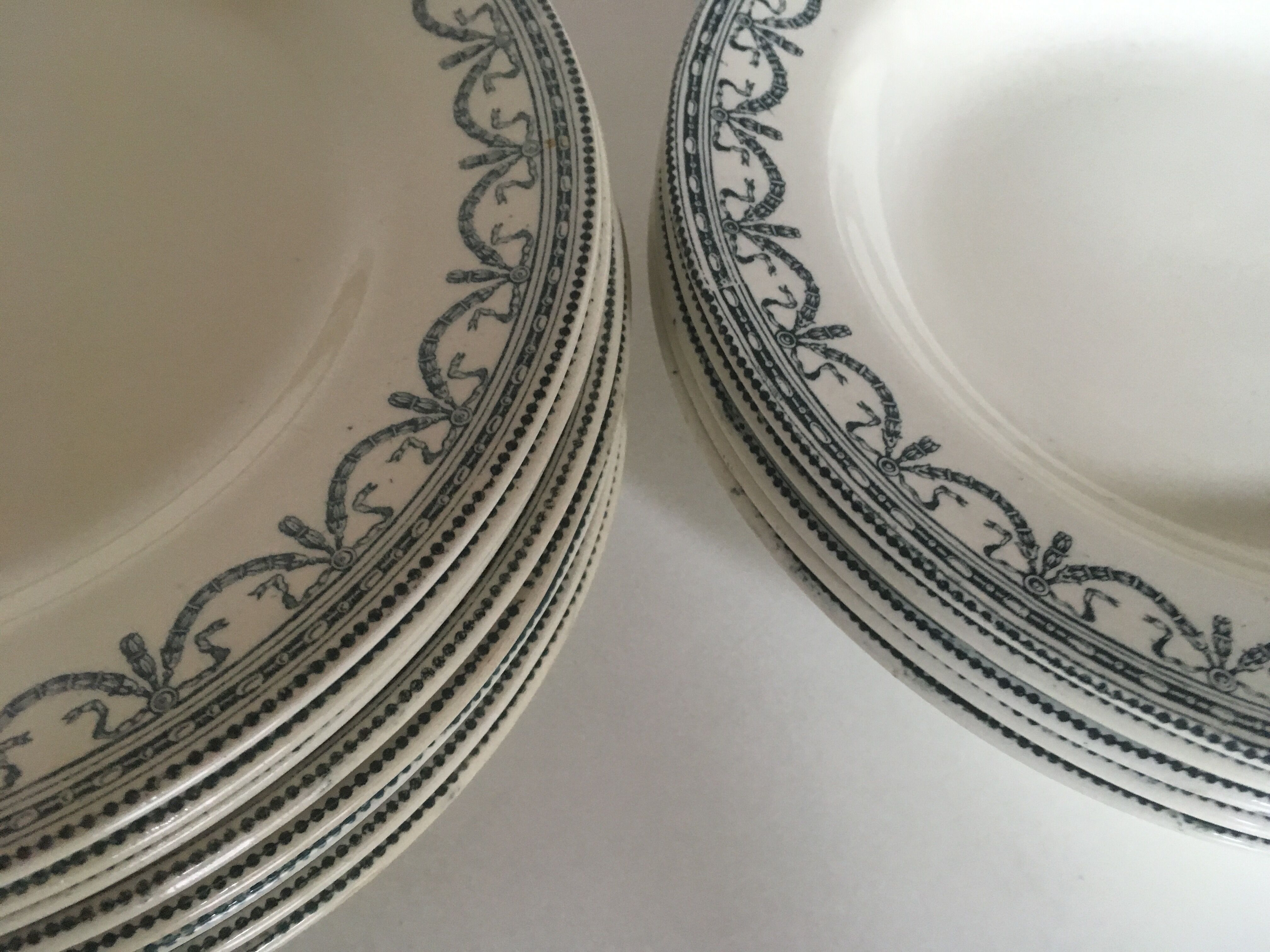 Set de 9 et 6 assiettes en faïence terre de fer de Salins début 20e décor gris vert