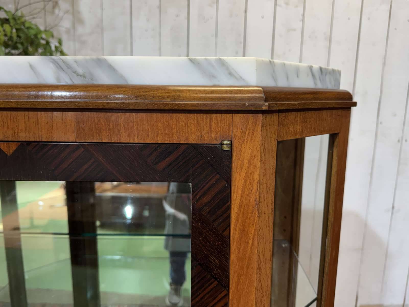 Vitrine Art déco en acajou, palissandre et dessus marbre blanc