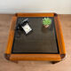 Table basse en bois carrée et verre