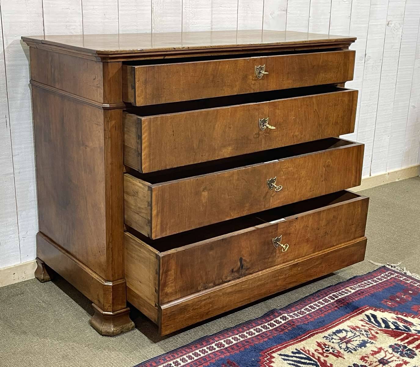 Commode Louis Philippe fin XIXème en noyer et sapin