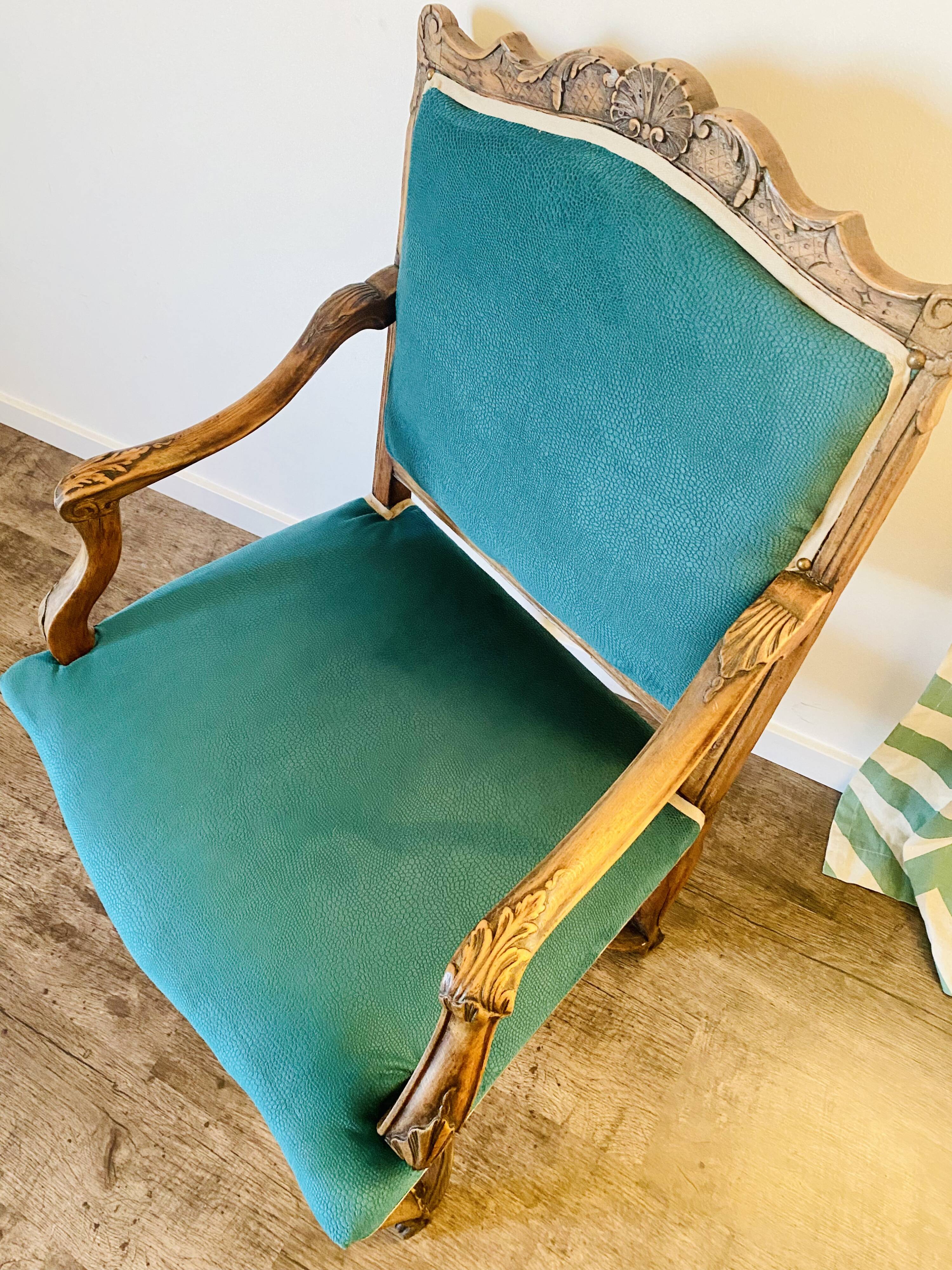 Fauteuil régence retapissé velours vert émeraude