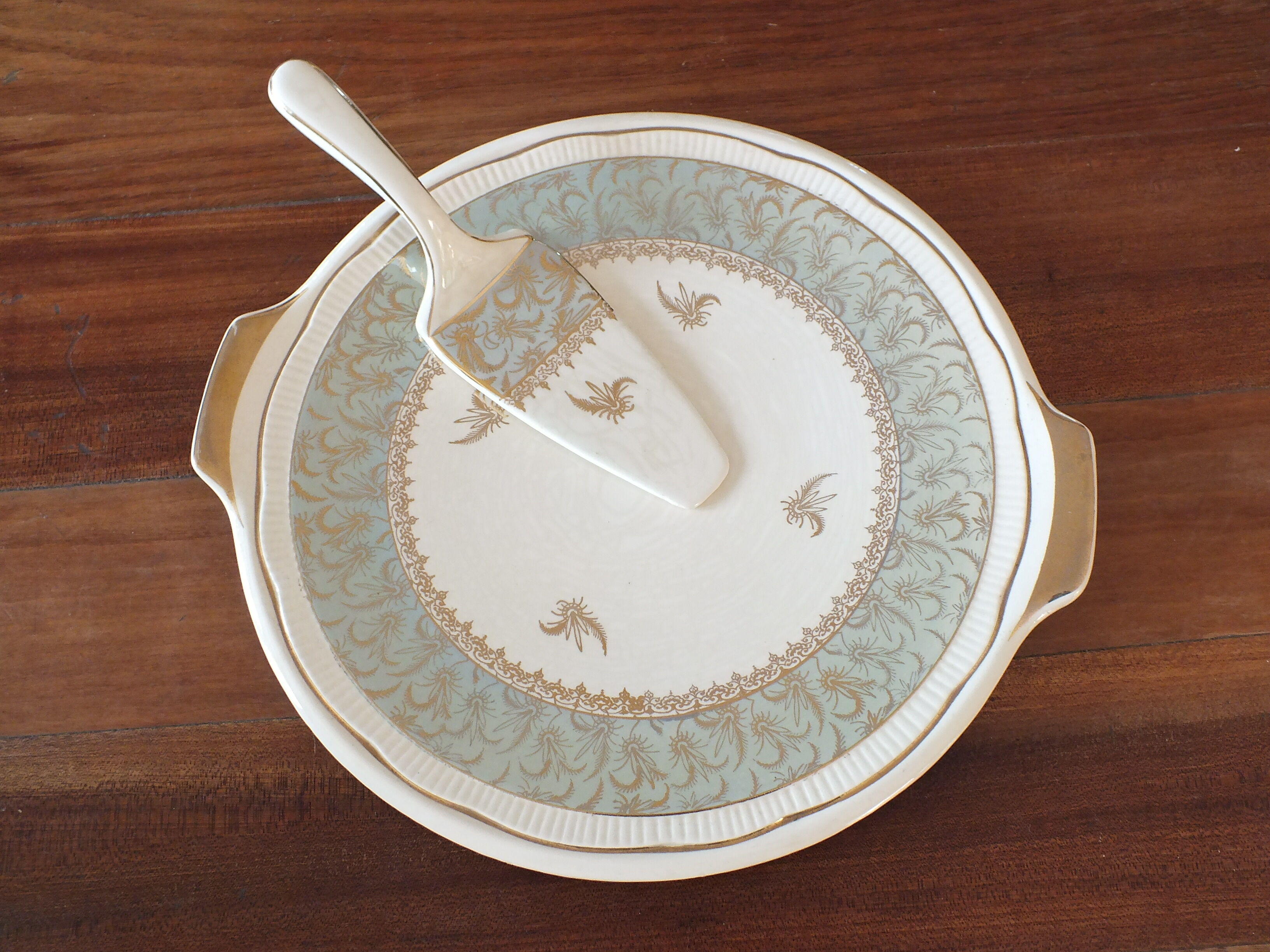 Dish + pie shovel in earthenware Sarreguemines green, cream and gold 1950