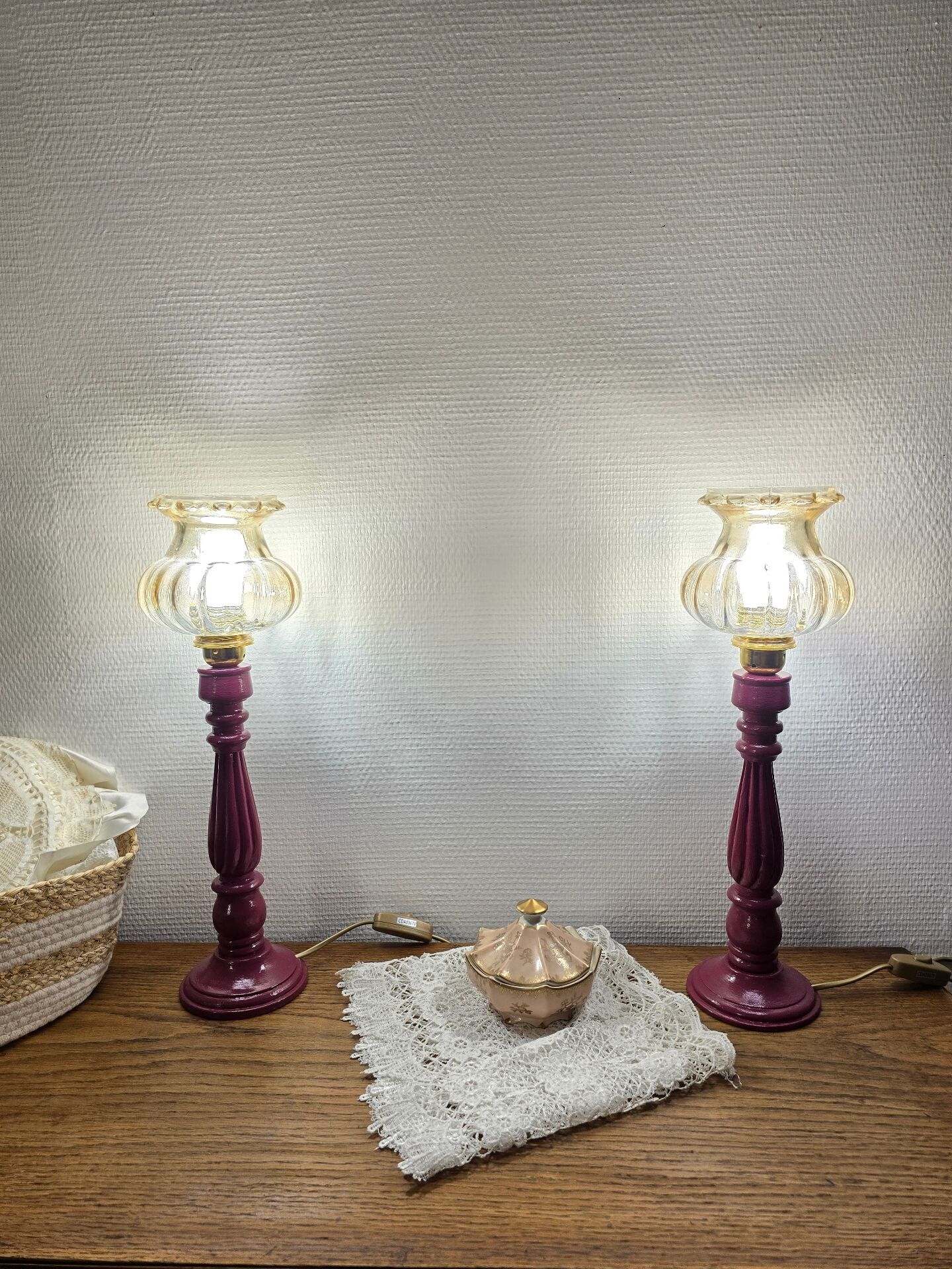 Lampes à poser vintage – Pieds bois repeints mauve brillant + globes a