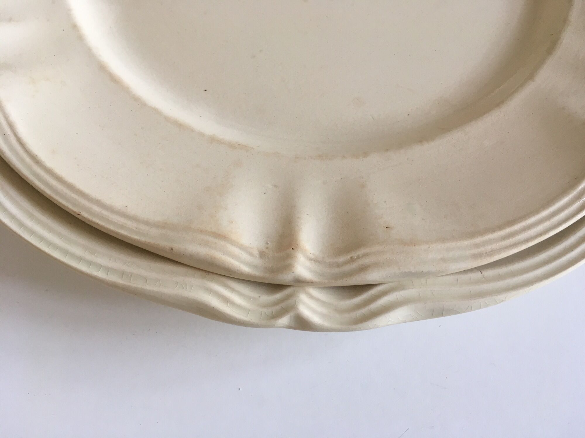 Pair of ivory dishes of Sarreguemines with 30 and 34cm