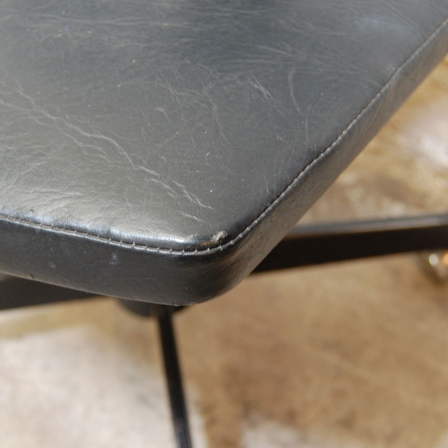 Fauteuil de bureau modèle "Dactylo"  Style Guariche Meurop