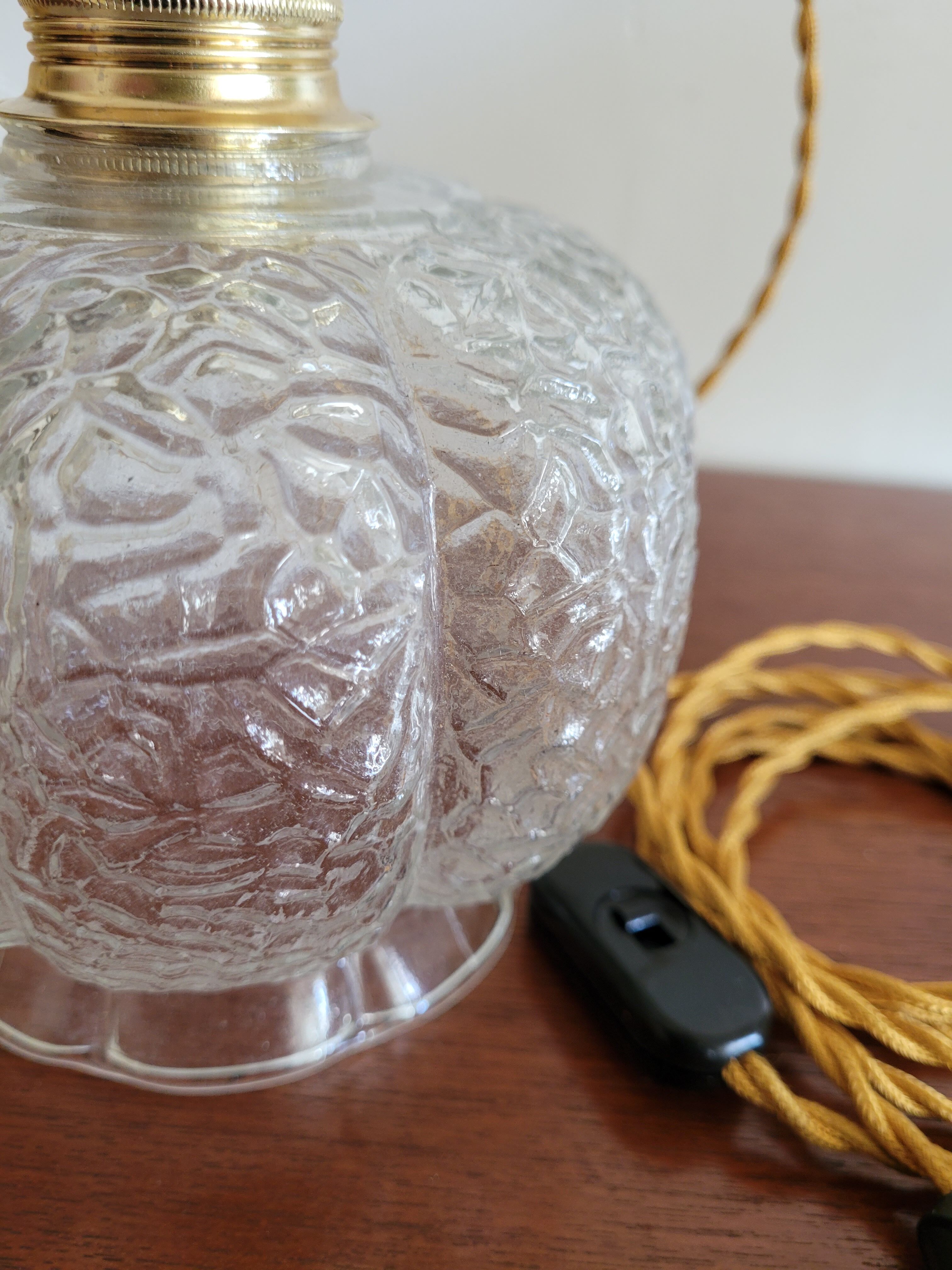 Moulded glass globe walking lamp