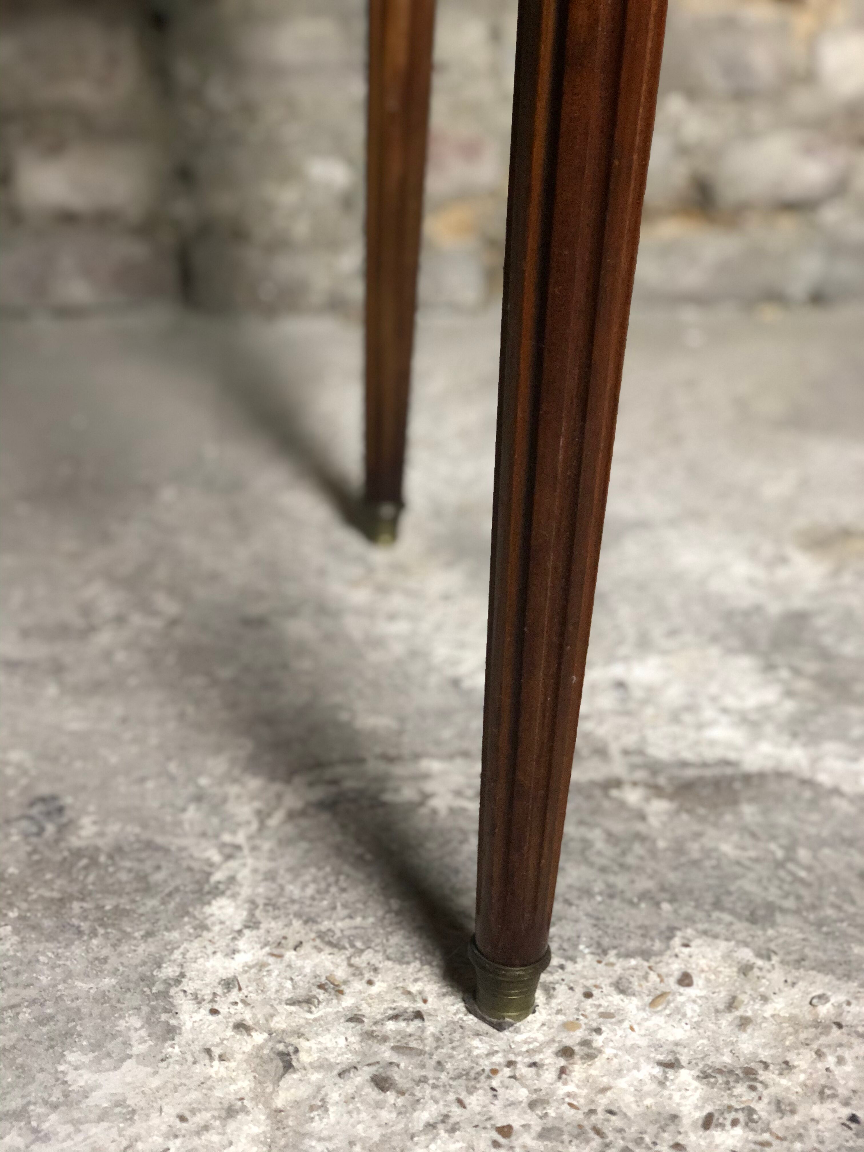 Table bouillotte de style Louis XVI en acajou et dessus marbre 1940